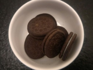 1、纽约芝士蛋糕,准备饼干底用任何你喜欢的饼干都可以