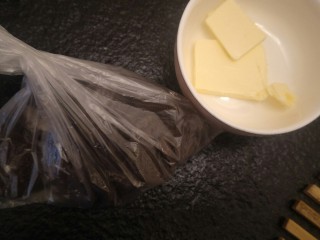 2、纽约芝士蛋糕,奥利奥去芯80g敲碎＋30g无盐黄油融化