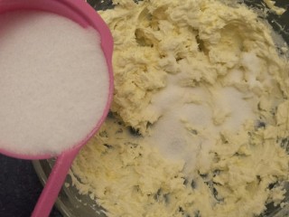 7、纽约芝士蛋糕,加入100克细砂糖。（这个糖量做出来的蛋糕正好，如果减糖的话会有变酸，只能减少酸奶油的量。）