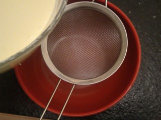 14、纽约芝士蛋糕,过一次筛吧，可以使面糊更加细腻。