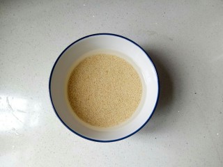 2、小米发糕,小米清洗干净,提前浸泡一晚