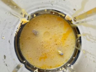 4、小米发糕,将浸泡好的小米,食物油,蛋黄放入破壁机搅打成细腻的米糊