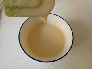 6、小米发糕,搅拌好的米糊备用