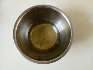 7、小米发糕,蛋清加入柠檬汁去腥,加入白砂糖