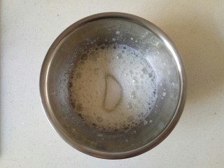 8、小米发糕,打至粗泡时加入三分之一白砂糖