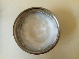 9、小米发糕,电动打蛋器继续高速打发,出细腻泡时加入三分之一白砂糖