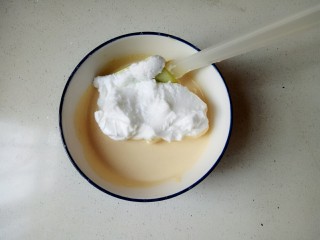 11、小米发糕,打好的蛋白霜取三分之一的蛋白加入米糊中,上下翻拌均匀,不要画圈搅拌避免消泡