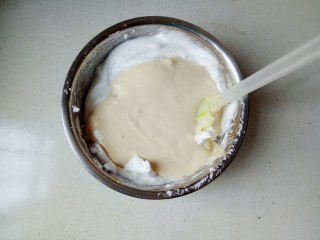 12、小米发糕,将混合好的米糊全部倒入蛋白中,上下翻拌均匀