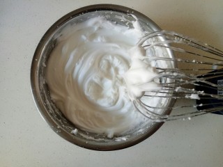 10、小米发糕,继续打发蛋白出现纹路后转低速打至稍有阻力时,提起打蛋器呈现直立的小尖角即可