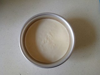 13、小米发糕,混合均匀后把米糊倒入六寸戚风蛋糕模具中,震出气泡