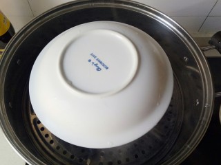 14、小米发糕,盖上一个盘子,开水上锅蒸35分钟,关火焖5分钟