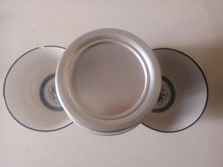 15、小米发糕,取出倒扣晾凉脱模糊