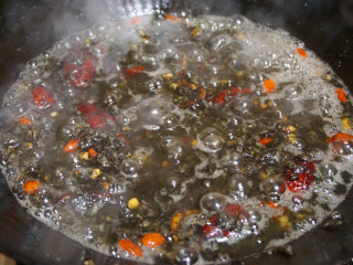 1、油醪糟,待炒出香味后再放入红枣、枸杞、桔饼翻炒；同时下入醪糟均匀翻炒