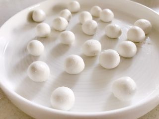 3、宝宝辅食：橘子酪&橘酪圆子,然后用手搓成大小适中的小圆子，一般而言，把糯米团先搓成长条，然后用手揪成一小个一小个，最后放在手掌心搓成小圆球就可以啦。