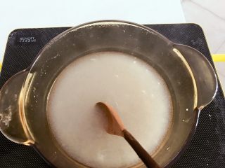 5、宝宝辅食：橘子酪&橘酪圆子,锅中倒入200ml清水，等水烧到微热后，把水淀粉倒入，一边倒一边用勺子搅拌，搅拌成均匀没有硬块。