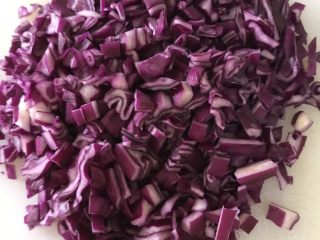 1、酸奶紫甘蓝,把清洗好的紫甘蓝切碎 横几刀????竖几刀????
