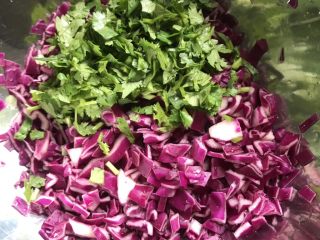 2、酸奶紫甘蓝,放上切碎的香菜