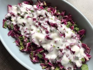 4、酸奶紫甘蓝,水倒掉后放上你喜欢的任何口味酸奶