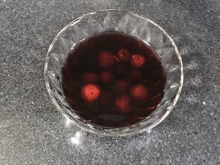 1、红酒无花果磅蛋糕,无花果干用红酒泡上，红酒的量要没过无花果干，泡一夜，正好第二天做。