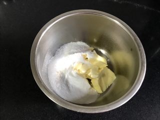 3、红酒无花果磅蛋糕,发酵黄油室温软化成膏状，加入糖粉。