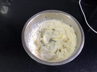 4、红酒无花果磅蛋糕,用电动打蛋器打发到发白，羽毛状，烤箱预热170度。