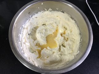 5、红酒无花果磅蛋糕,全蛋液分三次加入，每次都是打匀后再加下一次。