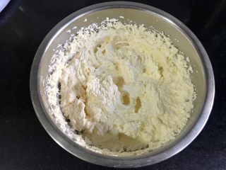 6、红酒无花果磅蛋糕,做后一次加完后多打一分钟，完全打匀。