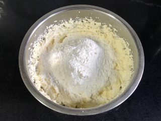 7、红酒无花果磅蛋糕,加入过筛拌匀后的低粉和泡打粉。