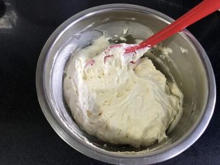 8、红酒无花果磅蛋糕,用刮刀拌匀没有干粉。