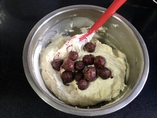 9、红酒无花果磅蛋糕,泡好的无花果干用厨房纸吸干表面多余的红酒，加入到面糊里，拌匀。