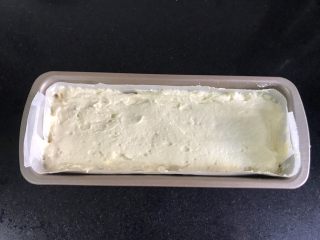 10、红酒无花果磅蛋糕,装入模具，放入预热好的烤箱，170度45分钟。