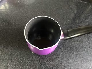 11、红酒无花果磅蛋糕,在此期间做好准备刷面的红酒，把刷面的材料放入奶锅，加热到糖融化即可，不必煮沸。