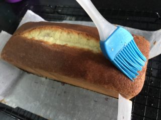 13、红酒无花果磅蛋糕,脱模，刷上制作好的红酒糖水，每一个面都刷上。