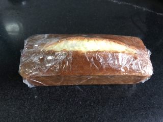 14、红酒无花果磅蛋糕,用保鲜膜办好了放冰箱冷藏过夜。