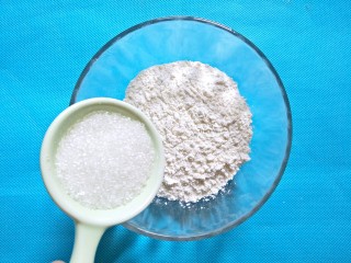 2、奶香燕麦饼,面粉里加入糖