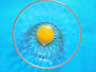 3、奶香燕麦饼,鸡蛋嗑开,以防出现坏蛋