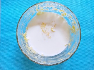 6、奶香燕麦饼,再倒入牛奶