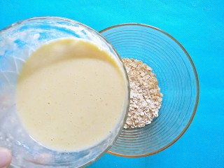 8、奶香燕麦饼,把奶糊倒入燕麦里