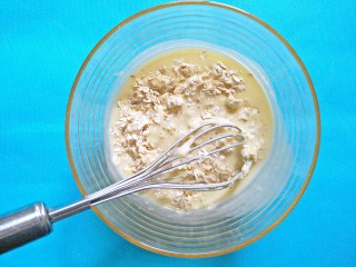 9、奶香燕麦饼,搅拌均匀