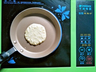 12、奶香燕麦饼,舀入面糊,改小火