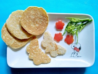 14、奶香燕麦饼,煎好的饼子可以用膜具印出造型