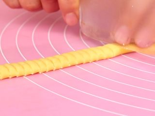 3、玉米脆片,用手搓成长条切成比黄豆大一点的小剂子