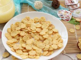 6、玉米脆片,煎至熟透的玉米片，脆脆的，带着玉米的米香味以及黄油淡淡的油香味，宝宝爱吃到停不下来~