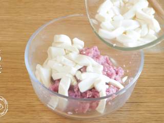 5、9m+白玉丸子汤（宝宝辅食）,然后，把豆腐块倒入碗中~