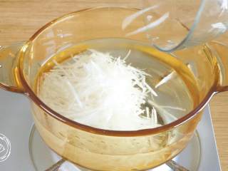 8、9m+白玉丸子汤（宝宝辅食）,凉水下锅，放入萝卜丝~