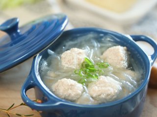 11、9m+白玉丸子汤（宝宝辅食）,一碗热乎乎的白玉丸子汤就做好啦~和娃一人一个勺子喝起来~