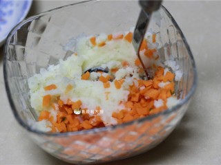 5、土豆饼,胡萝卜丁放入土豆泥中