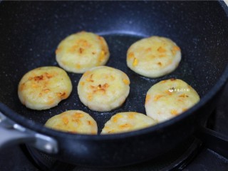 11、土豆饼,煎至两面金黄即可