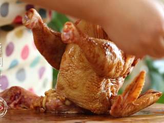 5、电饭煲烧鸡12m+,在鸡的肚子里灌调料汁，使内外入味均匀~