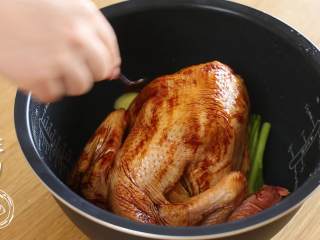 10、电饭煲烧鸡12m+,倒入剩余的酱汁，再次涂抹均匀，按下煮饭键，共煮一个小时左右~